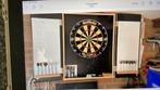 Dartsbord in kast + 15 pijlen te koop, Ophalen, Pijlen