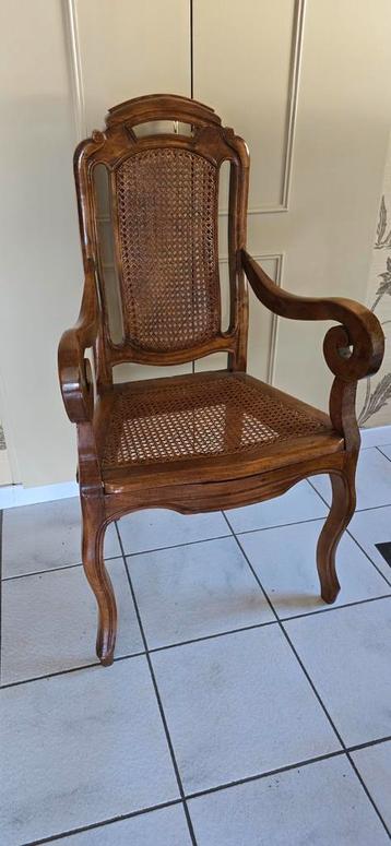 Antieke stoel beschikbaar voor biedingen