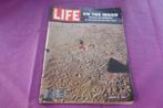 Magazine LIFE On the Moon août 1969, Livres, Journaux & Revues, Utilisé, Enlèvement ou Envoi, Journal