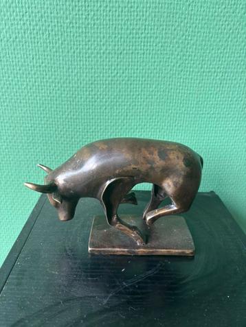 Abstract bronzen beeld stier beschikbaar voor biedingen