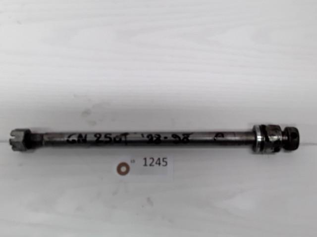 GN250 1988 - 1998 Suzuki As As achterwiel D1-26997, Motoren, Onderdelen | Suzuki