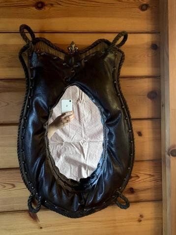 Spiegel in paardengareel beschikbaar voor biedingen