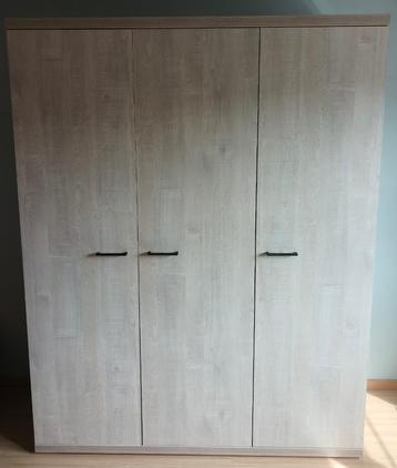 Stevige kleerkast met leggers en hanger - moderne look beschikbaar voor biedingen