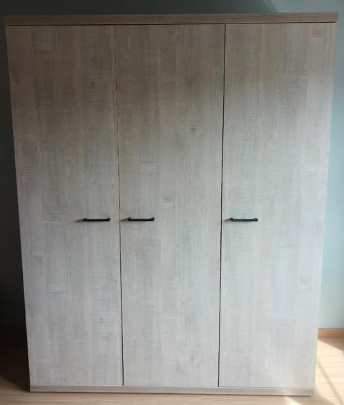 Stevige kleerkast met leggers en hanger - moderne look, Huis en Inrichting, Kasten | Kleerkasten, Zo goed als nieuw, 200 cm of meer
