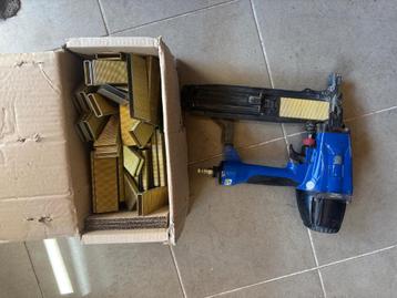 Nietpistool plus nieten beschikbaar voor biedingen