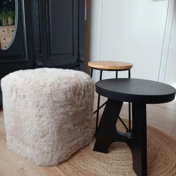 salontafeltjes en poefje beschikbaar voor biedingen