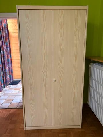 Grote kleerkast - hangrek beschikbaar voor biedingen