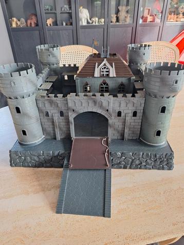 Kasteel met ophaalpoort beschikbaar voor biedingen