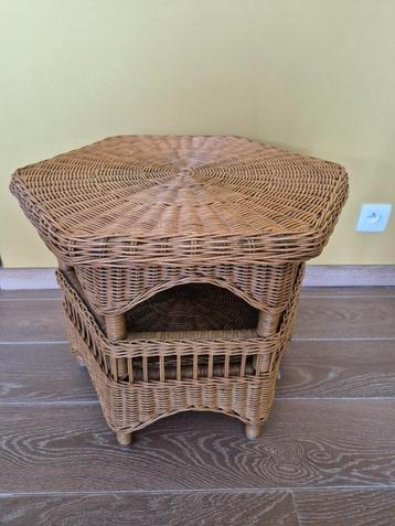 Leuk functioneel retro bijzettafeltje in rotan  beschikbaar voor biedingen