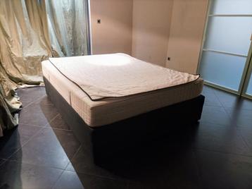 Heel degelijke dikke matras met afneembare wasbare hoes  beschikbaar voor biedingen