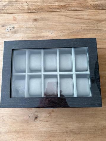Kist voor horloges. beschikbaar voor biedingen