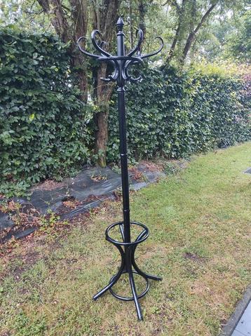 Três beau porte manteaux perroquet  beschikbaar voor biedingen
