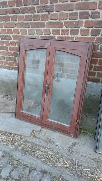 Houten raam dubbel glas  beschikbaar voor biedingen