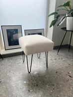 Pouf design, repose pied, tissu bouclette, pieds épingles, Ophalen, Zo goed als nieuw, Hout