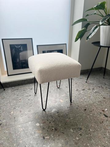 Pouf design, repose pied, tissu bouclette, pieds épingles, Enlèvement, Comme neuf, Bois