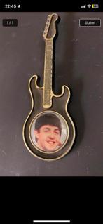 60er jaren Paul McCartney Beatles buttom of speld basgitaar., Verzamelen, Ophalen of Verzenden, Zo goed als nieuw