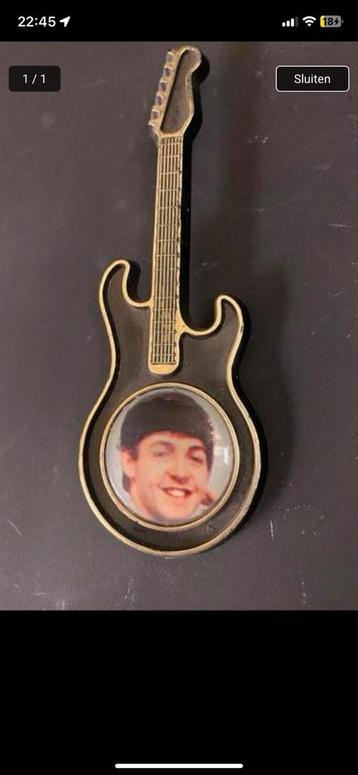 60er jaren Paul McCartney Beatles buttom of speld basgitaar. beschikbaar voor biedingen