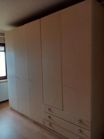 Armoire blanche 5 portes gratuite  disponible aux enchères