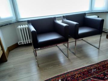 Beaux Fauteuils en Marron De T&T En Bon état beschikbaar voor biedingen