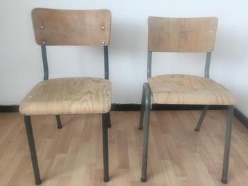 vintage stoelen in massief hout met stalen structuur beschikbaar voor biedingen