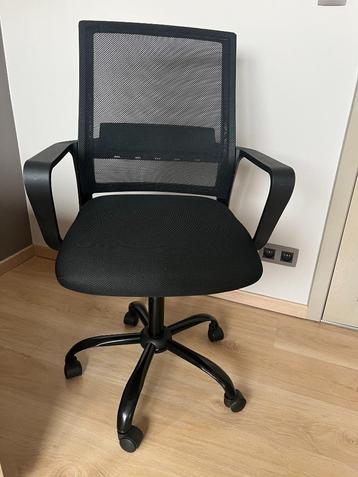 Moderne zwarte bureaustoel met armleuningen