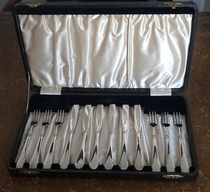 Verzilverde set met fruitvork en mes, Antiek en Kunst, Antiek | Bestek, Ophalen of Verzenden