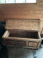 Boîte ancienne en bois massif avec rabat de fermeture, Enlèvement, Utilisé