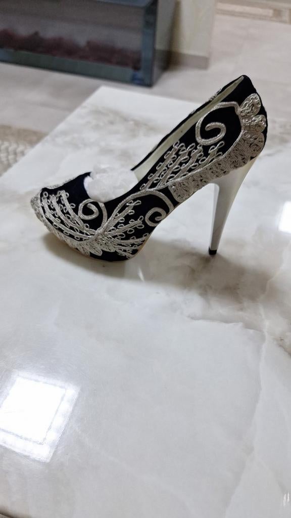 Hoge zwarte hakken met gouden detail, Ophalen