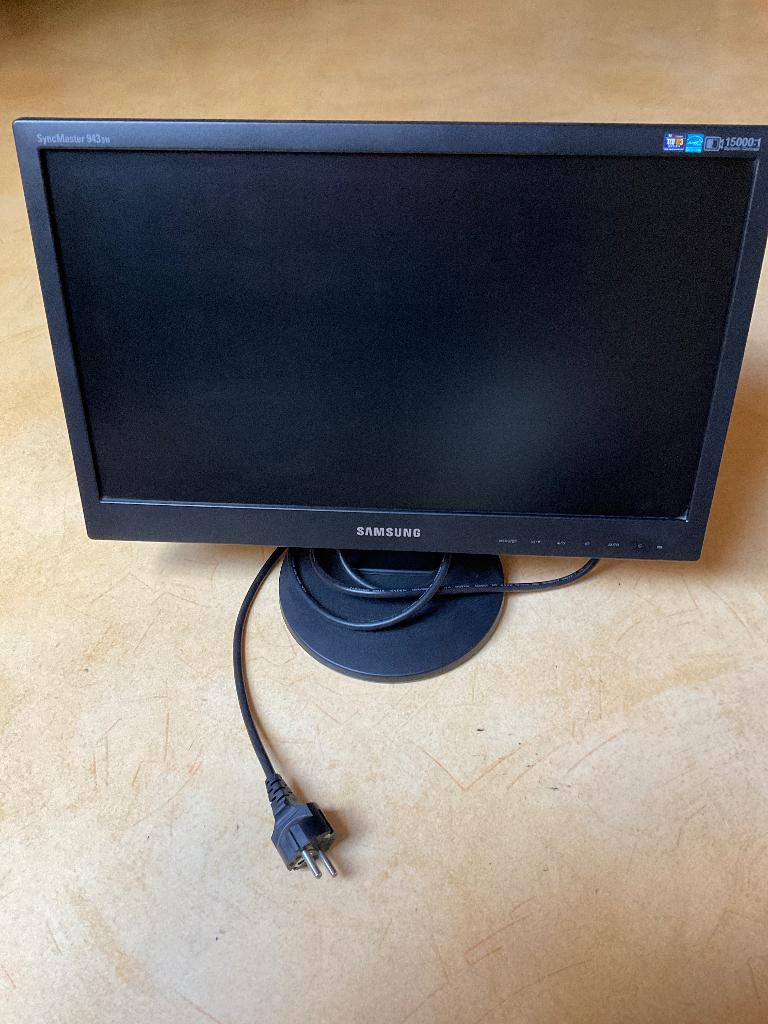 IT kast opruiming: 18.5” scherm, Computers en Software, Ophalen, 3 tot 5 ms, Samsung, VGA