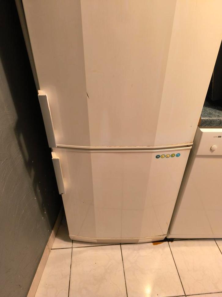 Grand frigo congélateur AEG, Electroménager, Réfrigérateurs & Frigos, Utilisé, Avec congélateur séparé, 150 à 200 litres, 160 cm ou plus