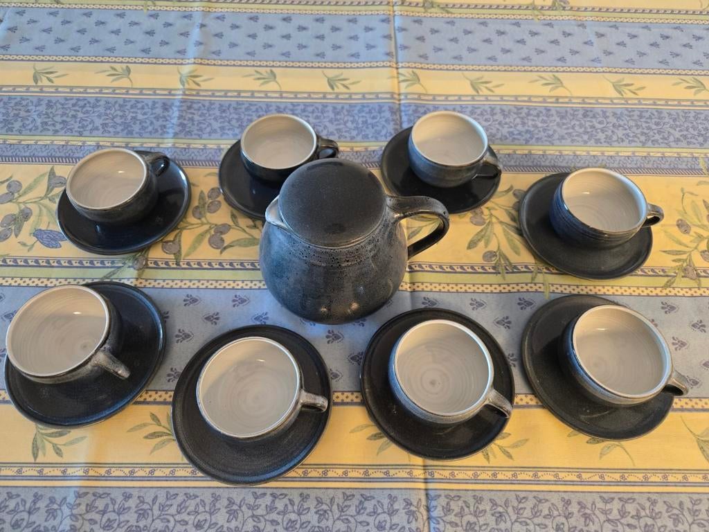 Recent achtdelige aardewerk thee servies  bijpassende pot, Nieuw, Ophalen of Verzenden, Effen, Kop(pen) en/of Schotel(s)