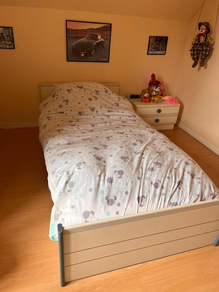 Eenpersoons bed en nachtkastje+extra’s, Huis en Inrichting, Slaapkamer | Bedden, Zo goed als nieuw, Eenpersoons, Wit, Ophalen