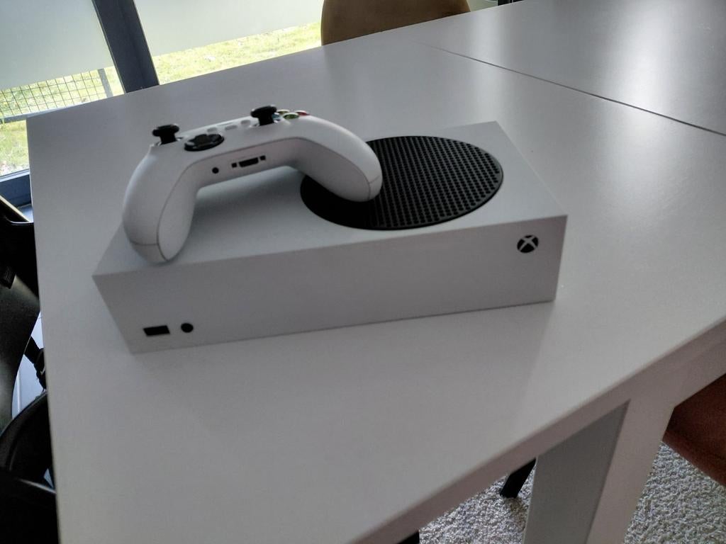 Xbox series S te koop + 2 controllers Amper gebruikt, Consoles de jeu & Jeux vidéo, Consoles de jeu | Xbox Series X & S, Enlèvement