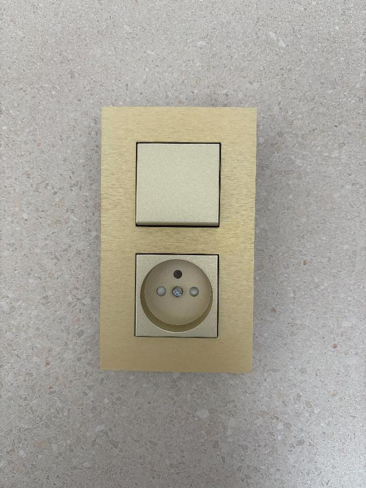 Niko Pure Alu Gold stopcontact & schakelaar, Bricolage & Construction, Électricité & Câbles, Neuf, Interrupteur, Interrupteur