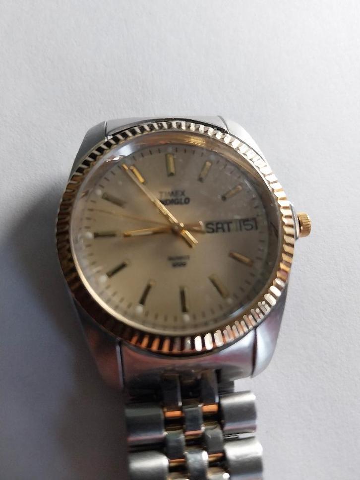 VINTAGE TIMEX HORLOGE MET DATUM EN DAG.VERGULD, Handtassen en Accessoires, Horloges | Antiek, Overige merken, Zilver, 1960 of later