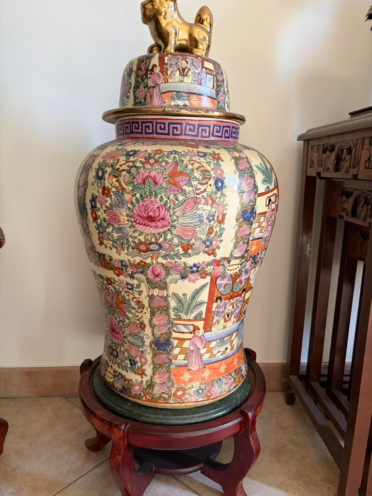 Chinese vaas met sokkel, Ophalen