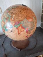 Vintage wereldbol met lamp en bijhorende boek, Enlèvement