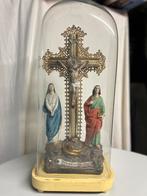 Ancien crucifix -calvaire en platre sous globe, Enlèvement