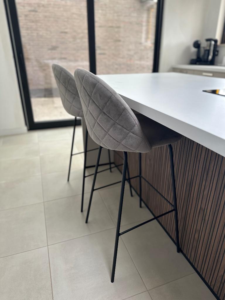 2x Barkrukken GRINDSTED velvet grijs/zwart – van JYSK, Huis en Inrichting, Barkrukken, Zo goed als nieuw, Kunststof, Metaal, Ophalen
