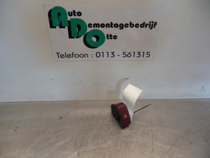 Paniekverlichtings Schakelaar van een Opel Corsa (Corsa C 00, Auto-onderdelen, Dashboard en Schakelaars, Opel, Gebruikt, 3 maanden garantie