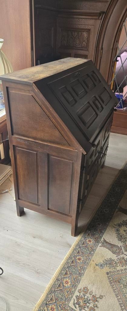 Mooie kast, tafeltjes, klokken, vazen, lamp., Ophalen