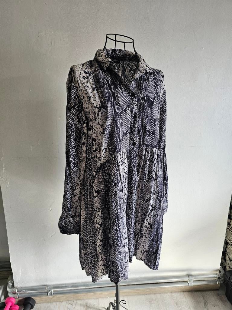 Jurk met slangenprint — Stradivarius — maat L, STRADIVARIUS, Gedragen, Maat 42/44 (L), Zwart