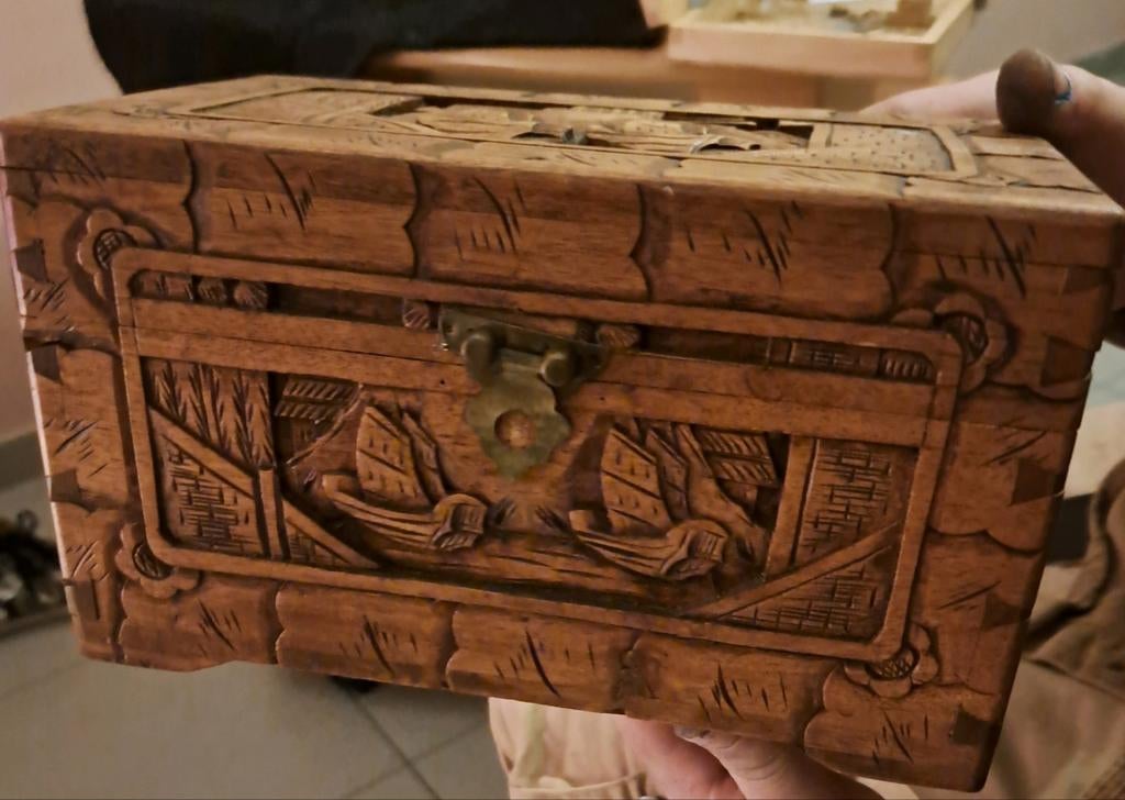 Handgesneden Kampferhout kistje, Huis en Inrichting, Ophalen of Verzenden