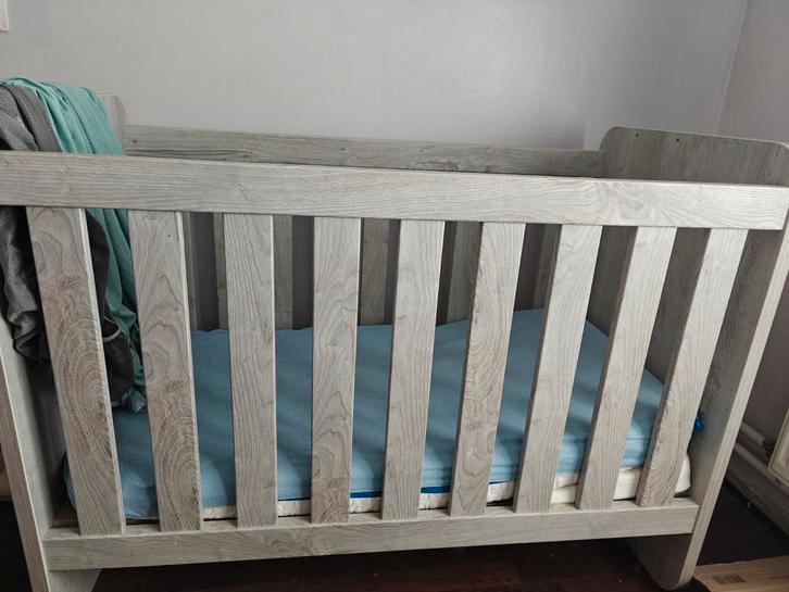 Babybed gedemonteerd & omvormbaar +aeromoov matras +4 hoezen, Kinderen en Baby's, Kinderkamer | Bedden, Matras, Ophalen