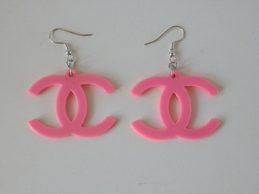 Oorbellen met Chanel logo., Handtassen en Accessoires, Oorbellen, Zo goed als nieuw, Hangers, Overige materialen, Overige kleuren