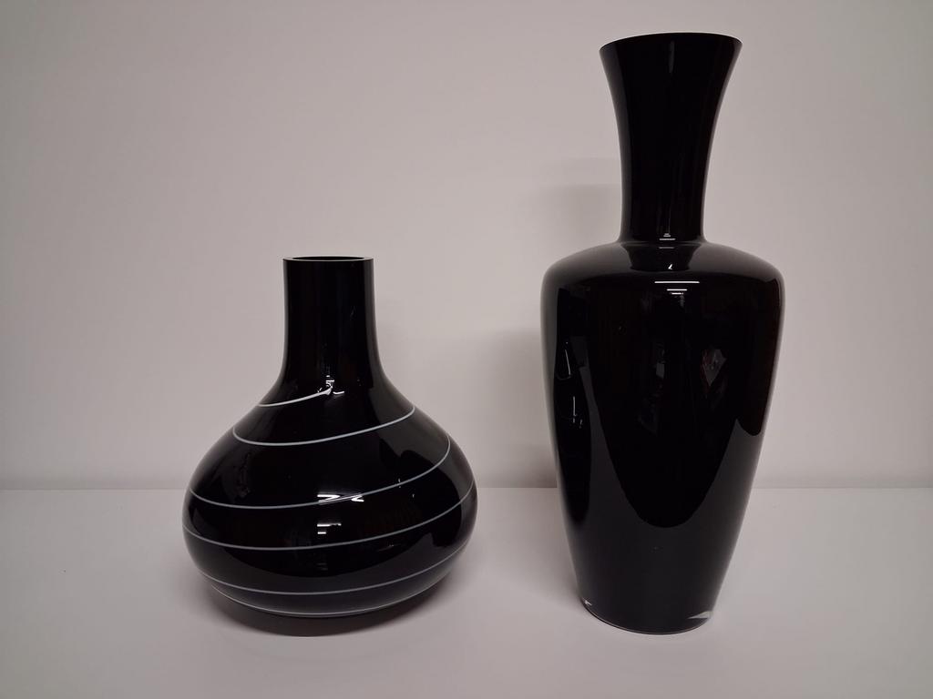 Hangemaakte zwarte vazen uit glas., Ophalen, Zwart, Minder dan 50 cm, Glas