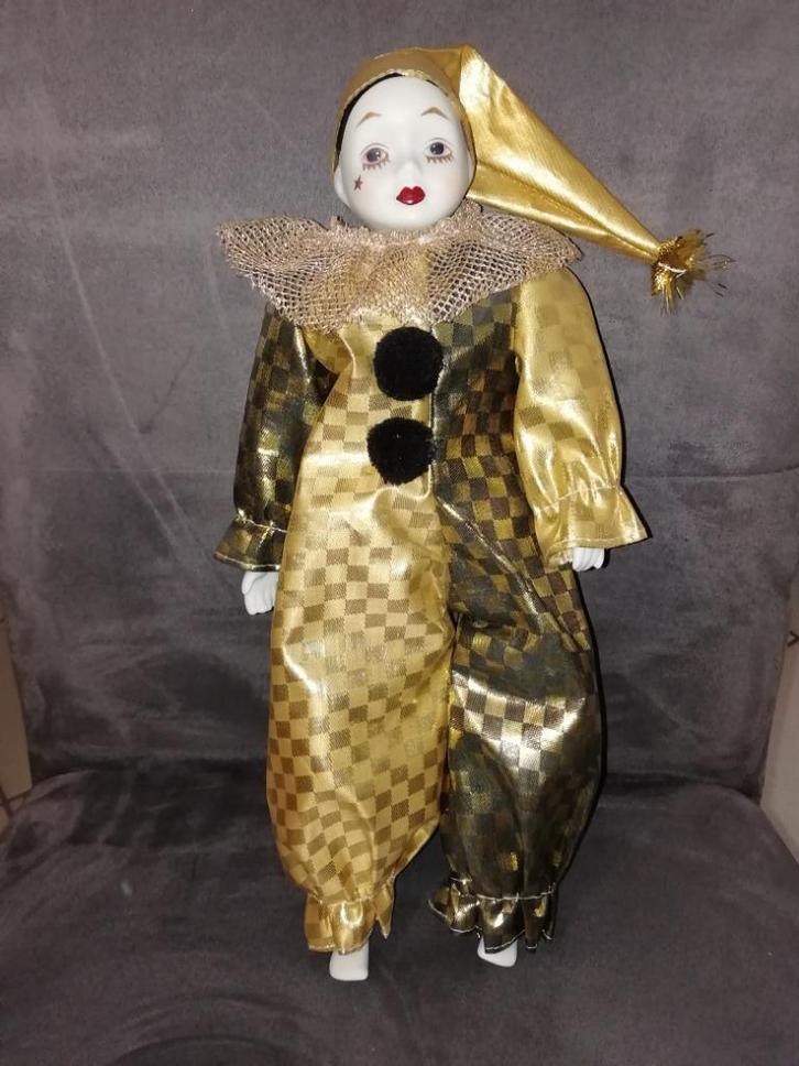 Jolie poupée Pierrot costumé noir et doré, Verzamelen, Poppen, Zo goed als nieuw, Pop, Ophalen of Verzenden