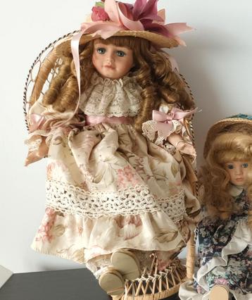 Vintage porseleinen poppen  beschikbaar voor biedingen