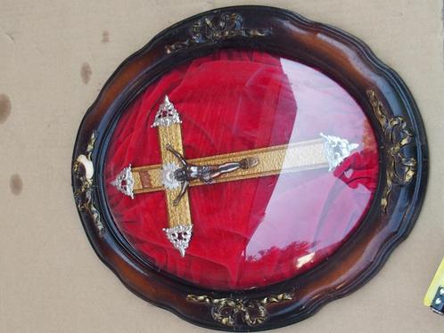 Jezus aan het kruis met omlijsting achter bolglas, Antiquités & Art, Art | Sculptures & Bois, Enlèvement ou Envoi