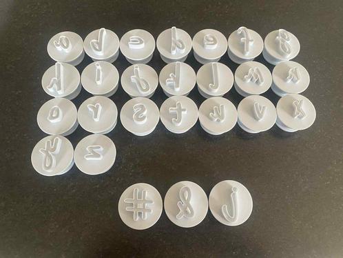 Taart decoratie materiaal: Culpitt schuine letters plungers, Hobby en Vrije tijd, Taarten en Cupcakes maken, Gebruikt, Versiering